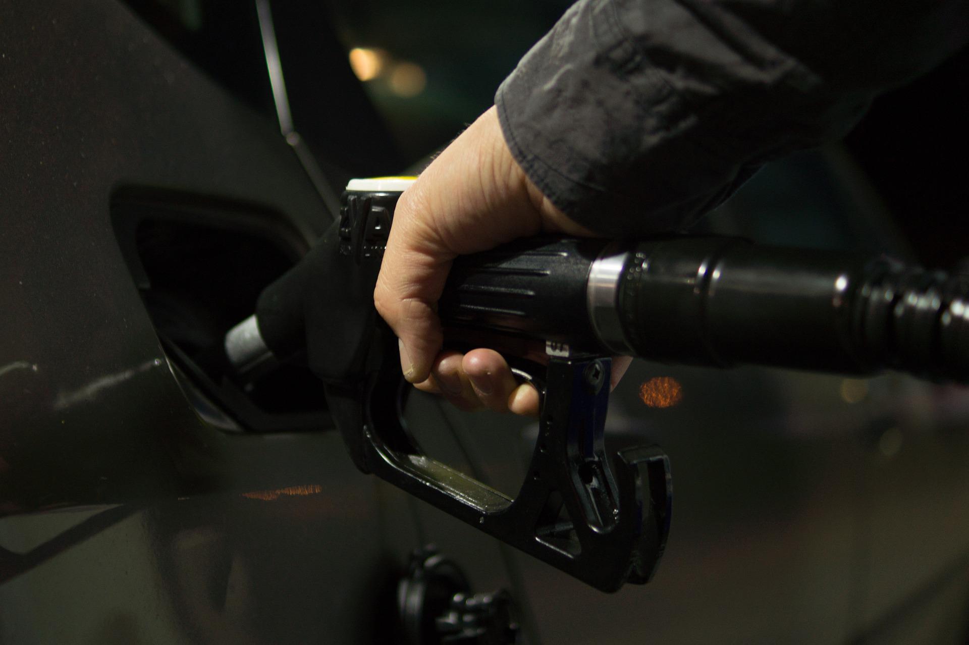 Zapfpistole beim Tanken – Spritpreise vergleichen